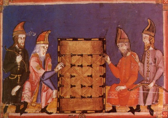Vier Männer spielen Alquerque