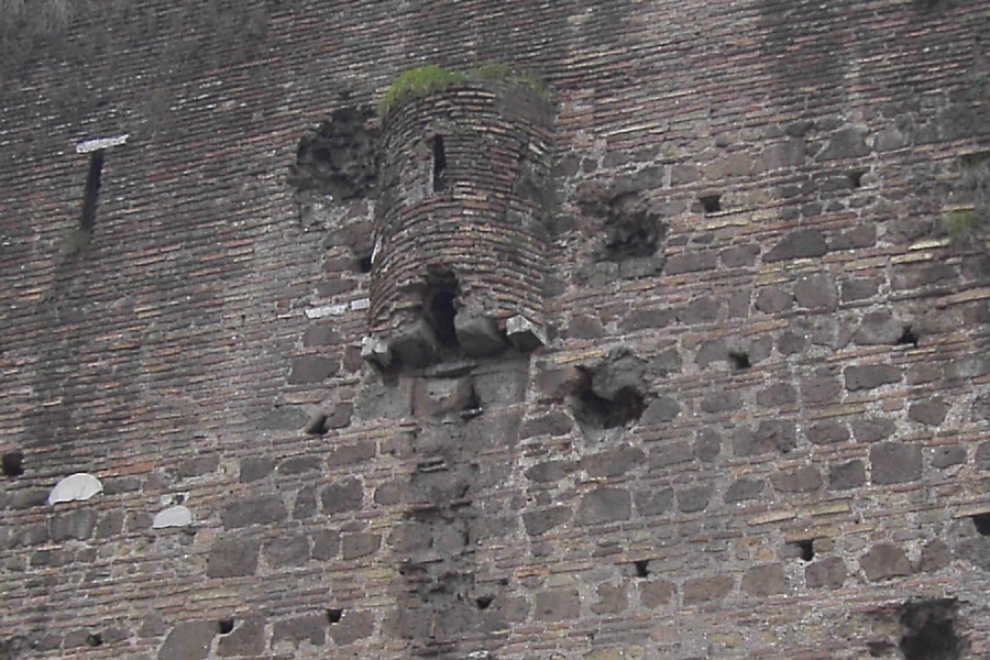Typischer Abort an der Außenwand einer mittelalterlichen Burg